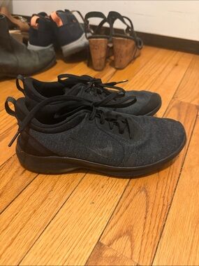 Nike Men's All-Black Lightweight Athletic Trainers